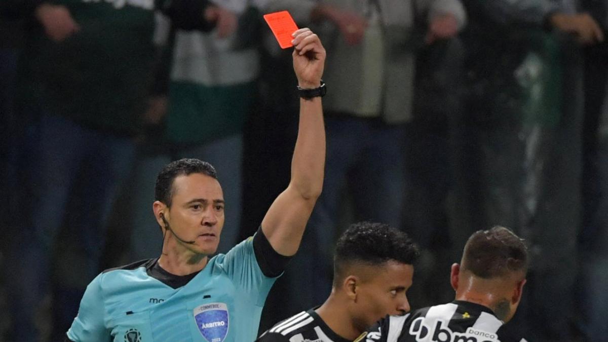 Referee Wilmar Roldan